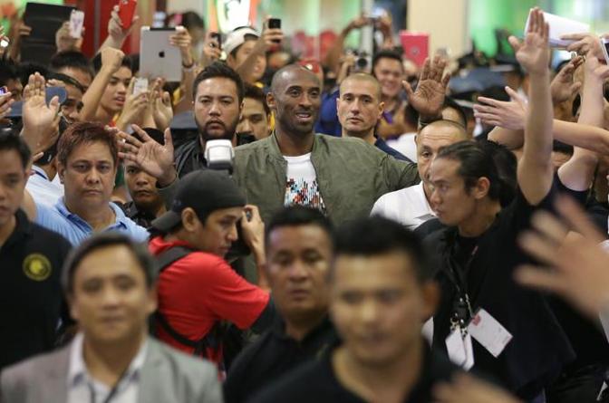 Continua il tour promozionale di Kobe Bryant in Oriente. Dopo le tappe in Cina e ad Hong Kong, il fuoriclasse dei Los Angeles Lakers  stato sommerso dall'affetto dei fan filippini, a Manila. Reuters